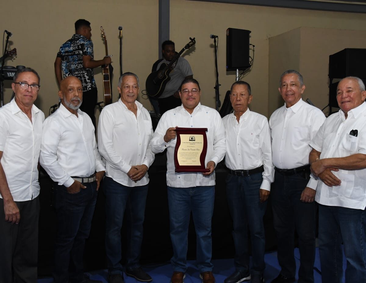 Francisco Camacho es reconocido por el Club Deportivo y Cultural Ozama