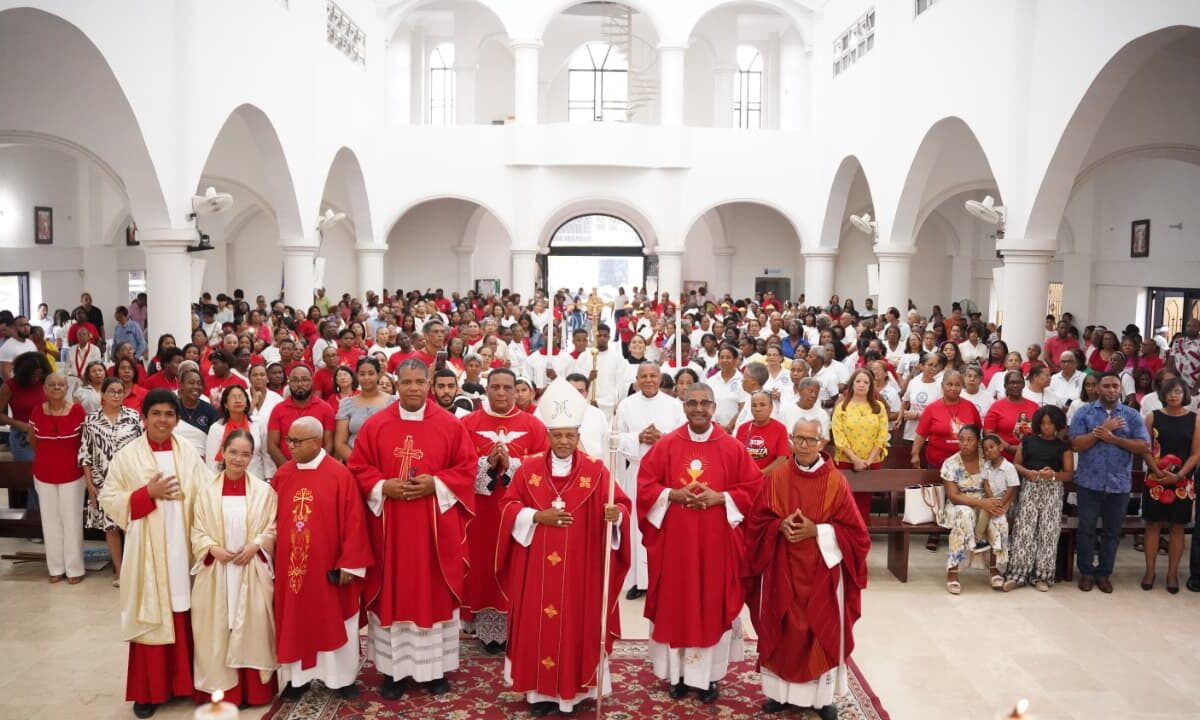 Catedral Stella Maris vive celebración de Pentecostés marcada por llamado a la renovación espiritual