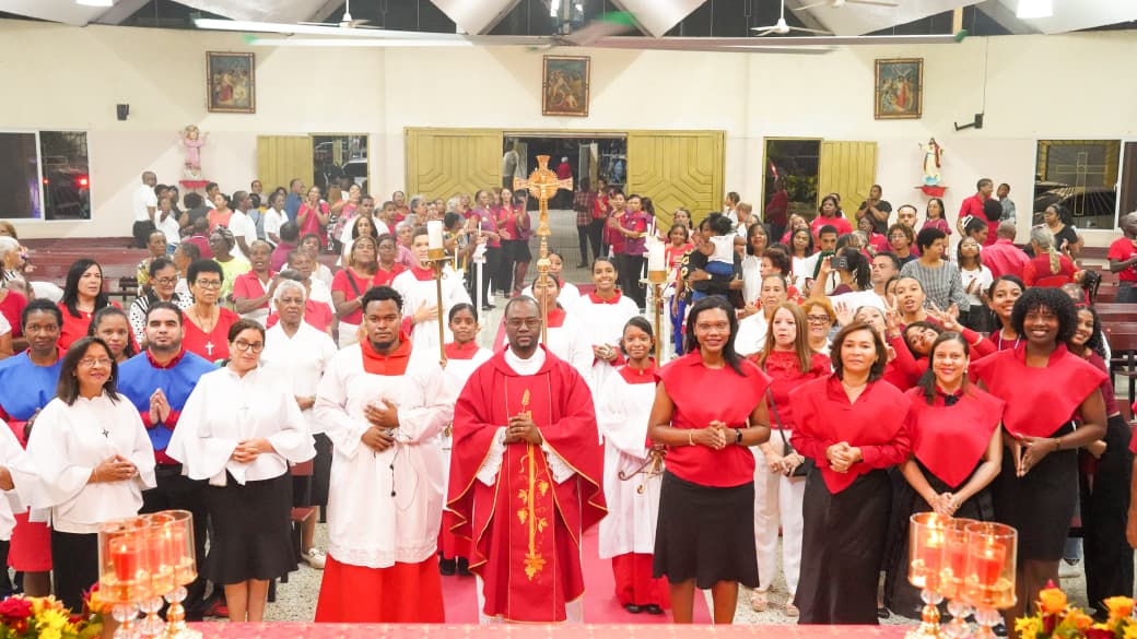 La parroquia San Vicente de Paúl celebra Vigilia de Pentecostés