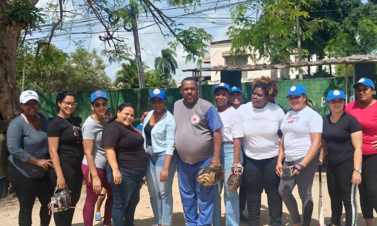 Academia Deportiva Luisito Mercedes celebra juego de sóftbol con motivo al día de las madres dominicanas