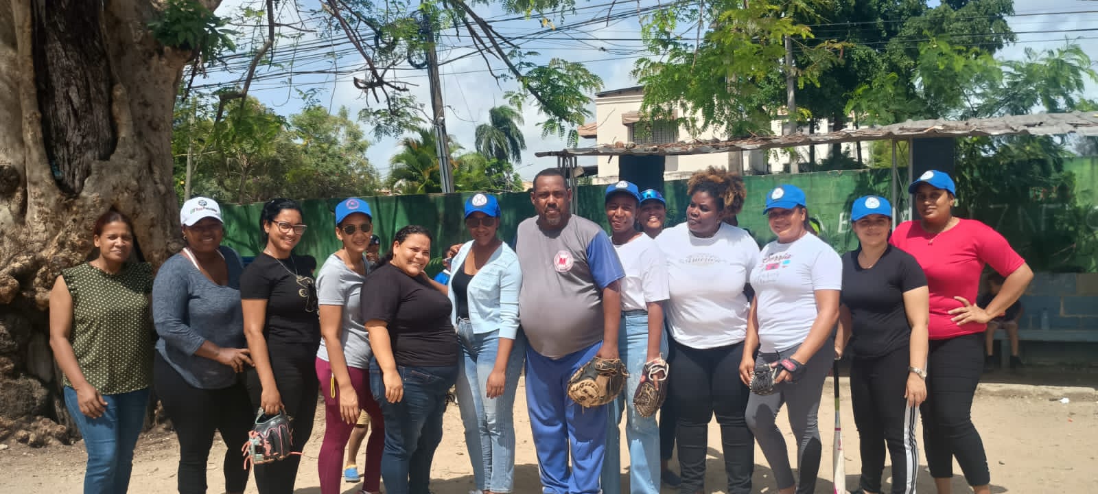Academia Deportiva Luisito Mercedes celebra juego de sóftbol con motivo al día de las madres dominicanas