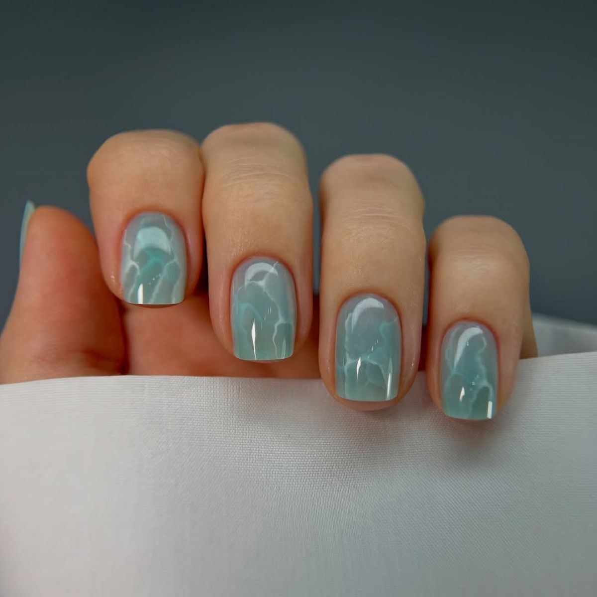 El color del verano: Las uñas aguamarina conquistan la manicura de la temporada con su brillo acuático