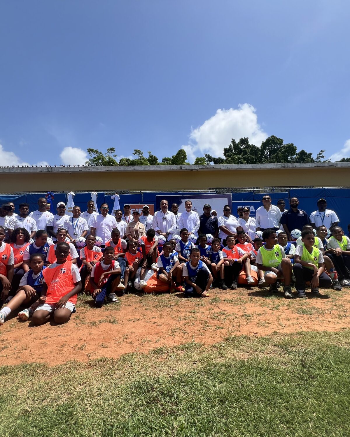 FDF e Inefi efectuaron primera entrega de balones para el programa FIFA Football for Schools