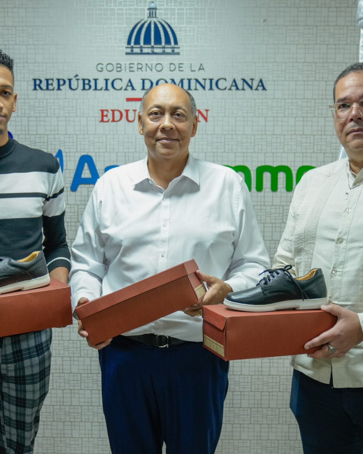 INFOTEP dona calzados a familias vulnerables vinculadas a ARS SEMMA