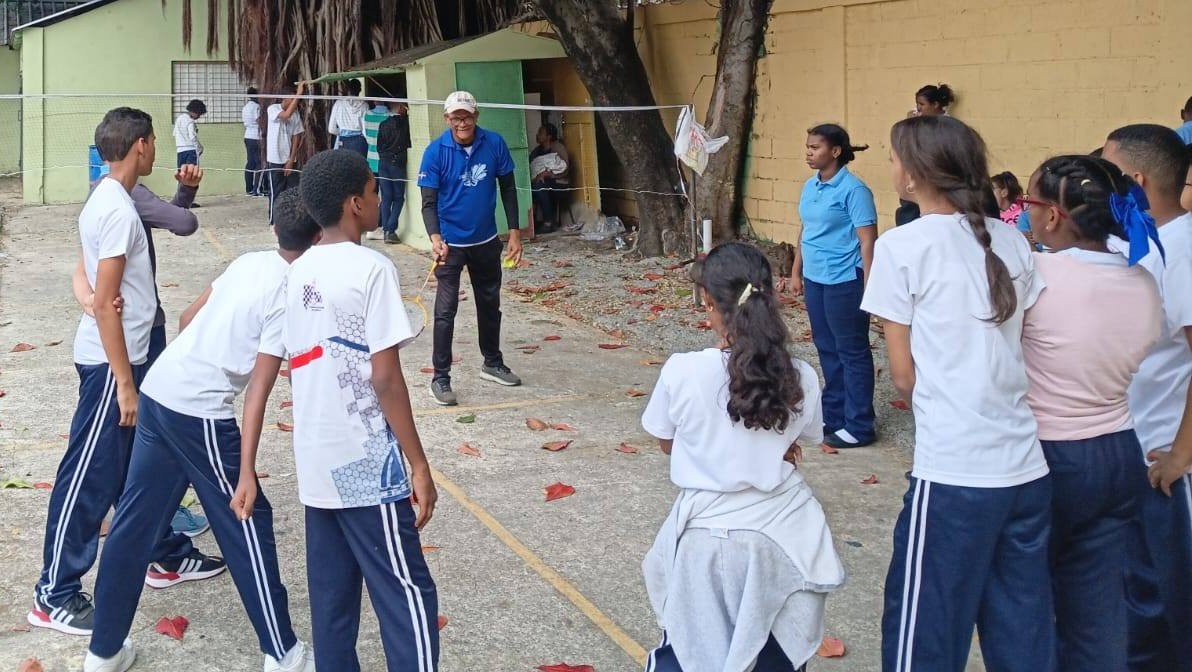 FEDOBAD entrega certificados a estudiantes que participaron en taller de bádminton