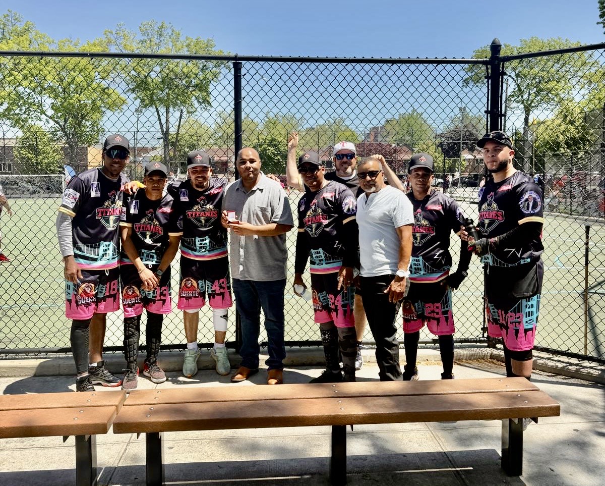 Liga de Vitilla Dominicana en USA reconoce al periodista William Aish 