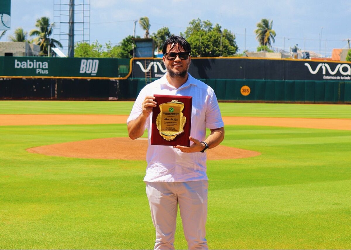 Béisbol AA de SPM reconoce trayectoria del periodista William Aish
