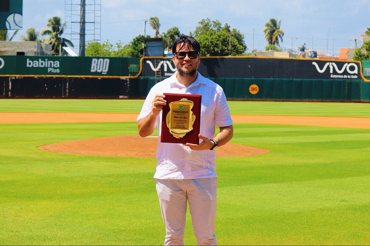 Béisbol AA de SPM reconoce trayectoria del periodista William Aish