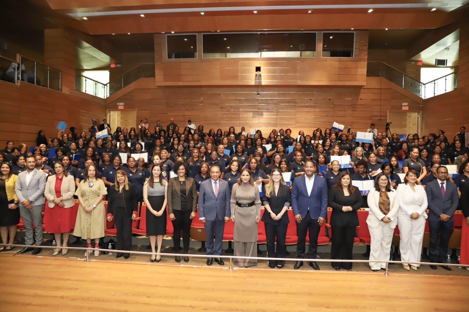 Supérate y Conape gradúan a más de 200 cuidadores para fortalecer la atención a adultos mayores en el Gran Santo Domingo