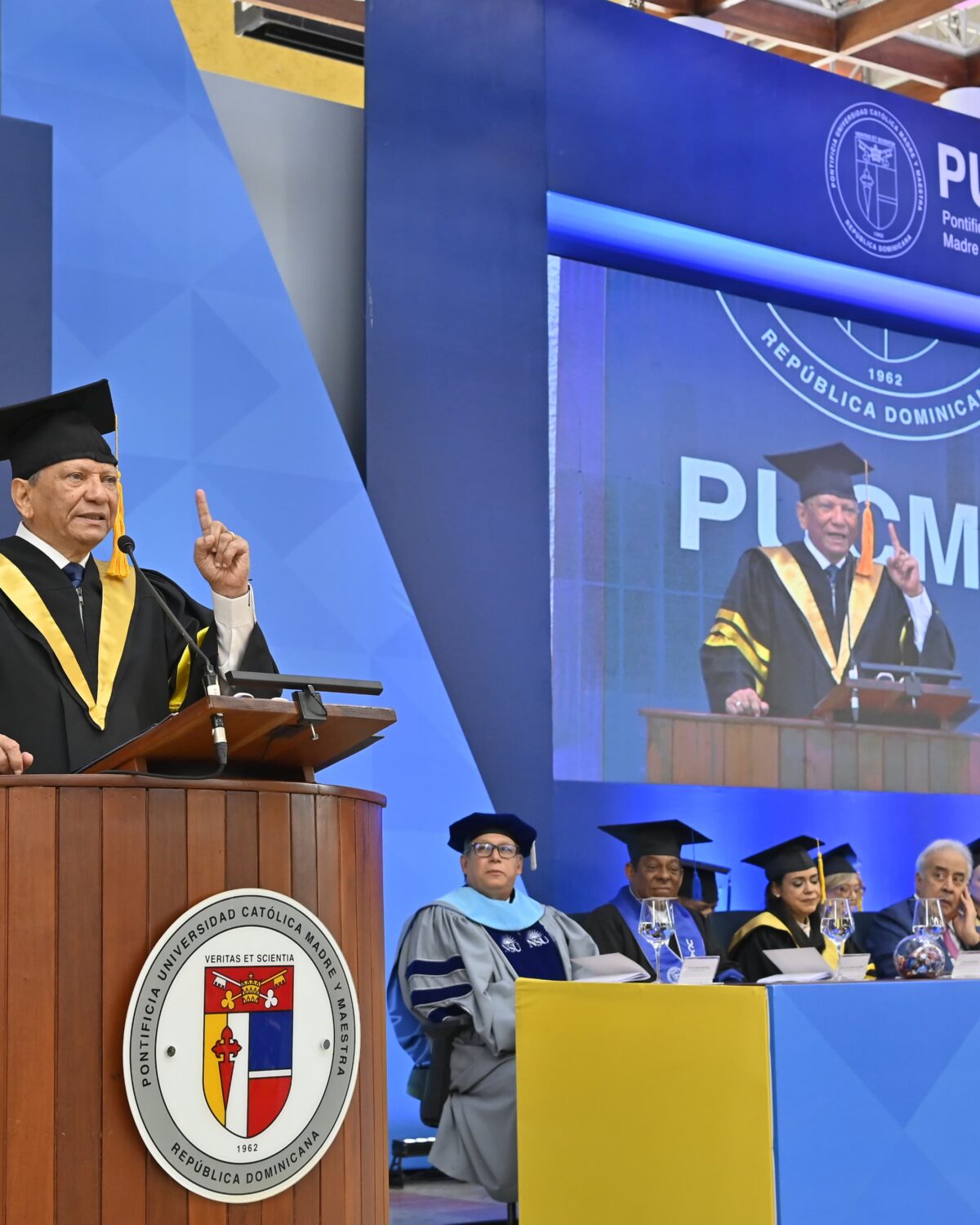 Leonardo Aguilera insta a graduados de la PUCMM a liderar con ética, resiliencia y visión de futuro