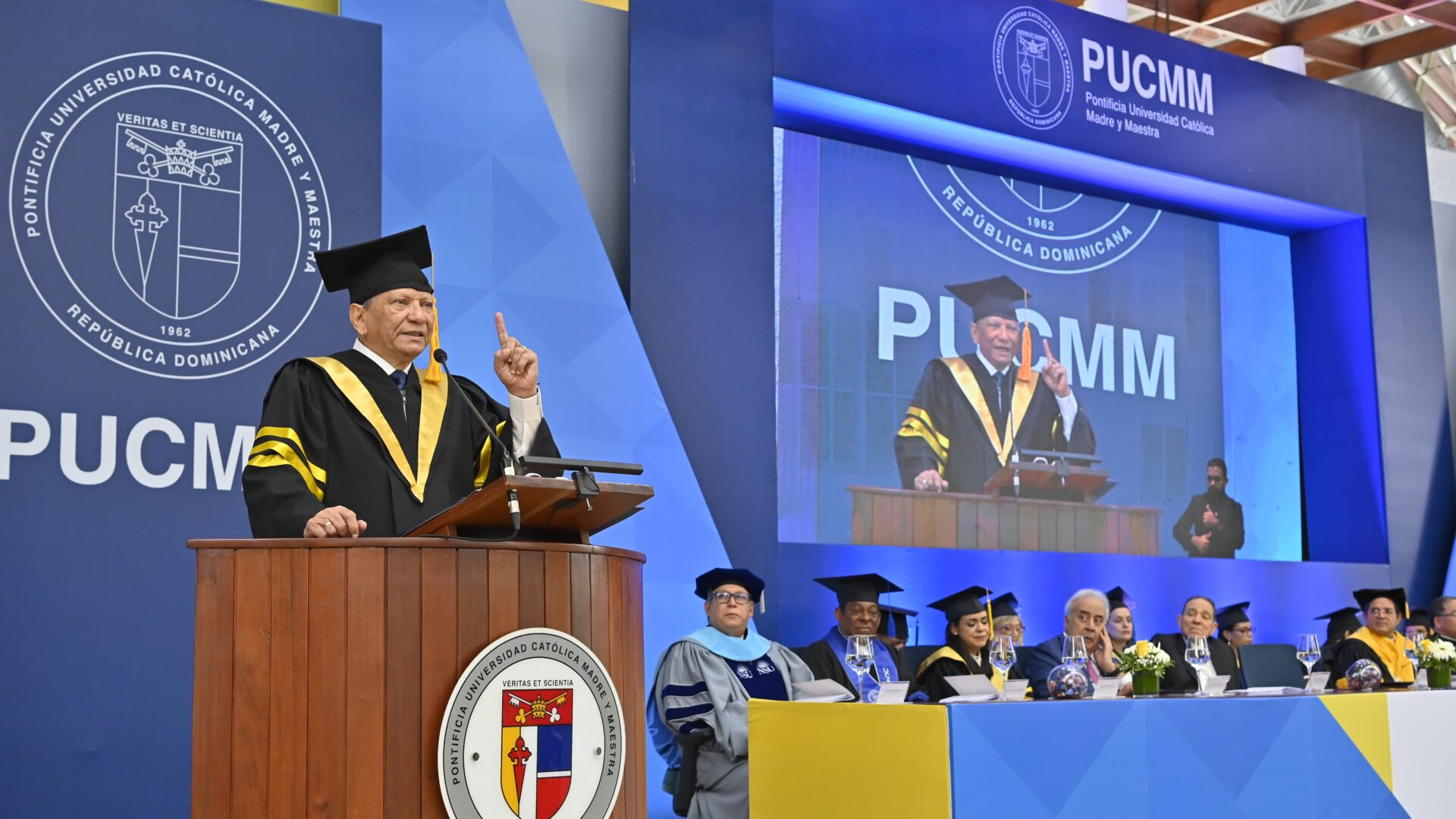 Leonardo Aguilera insta a graduados de la PUCMM a liderar con ética, resiliencia y visión de futuro