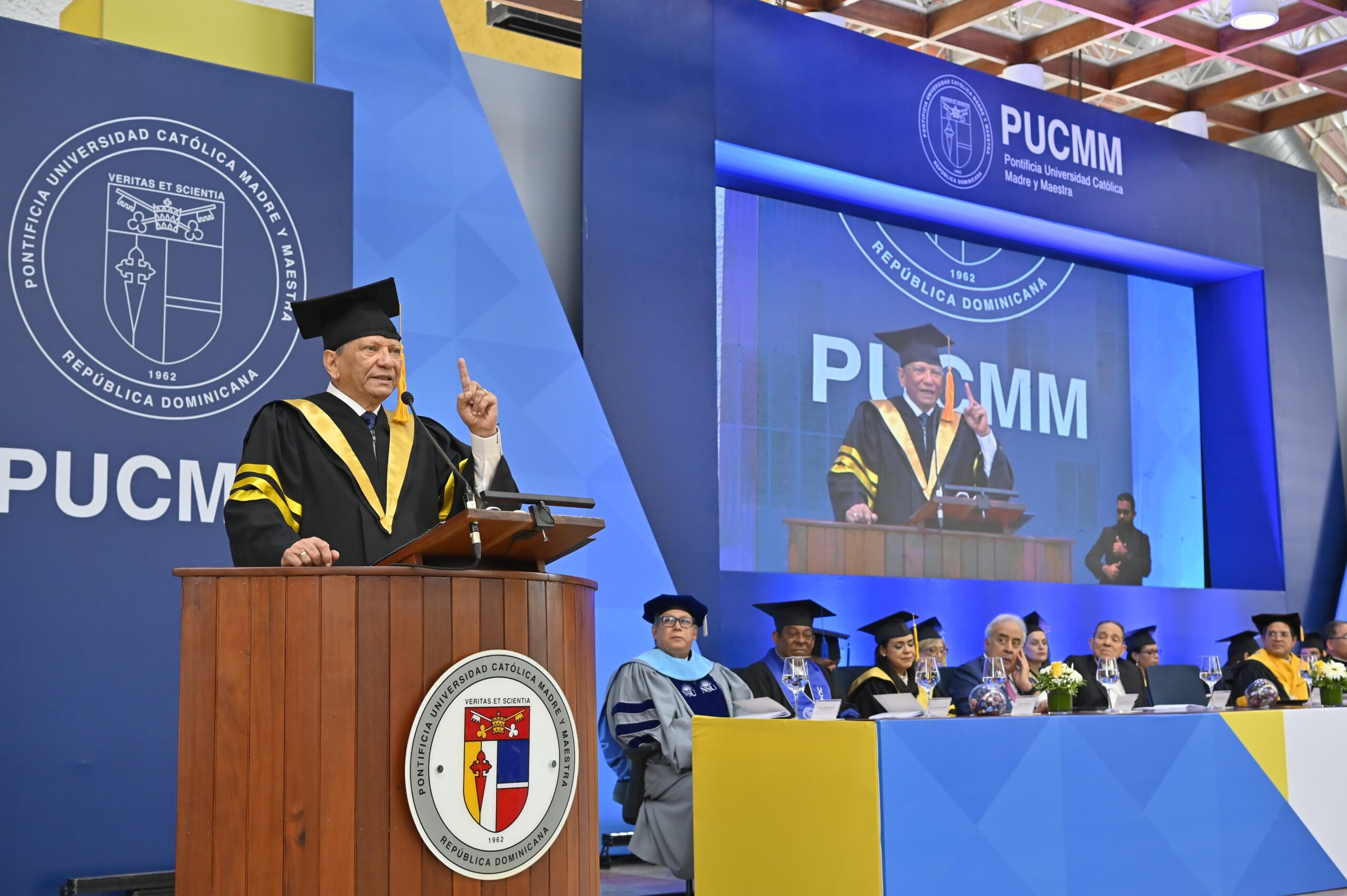 Leonardo Aguilera insta a graduados de la PUCMM a liderar con ética, resiliencia y visión de futuro
