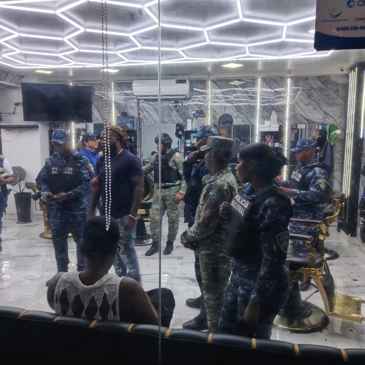 Operativo en Ciudad Juan Bosch deja dos negocios clausurados y dos detenidos tras denuncias de residentes