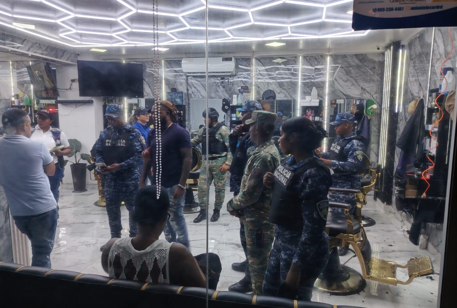 Operativo en Ciudad Juan Bosch deja dos negocios clausurados y dos detenidos tras denuncias de residentes