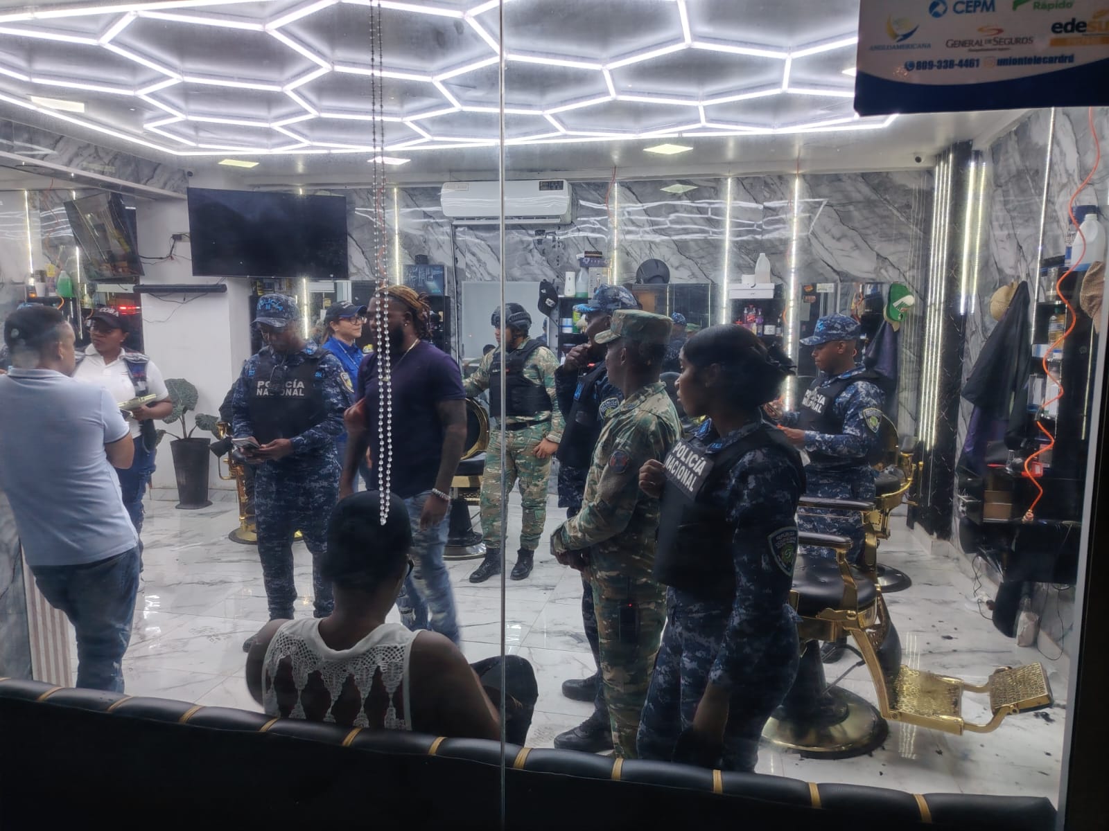 Operativo en Ciudad Juan Bosch deja dos negocios clausurados y dos detenidos tras denuncias de residentes