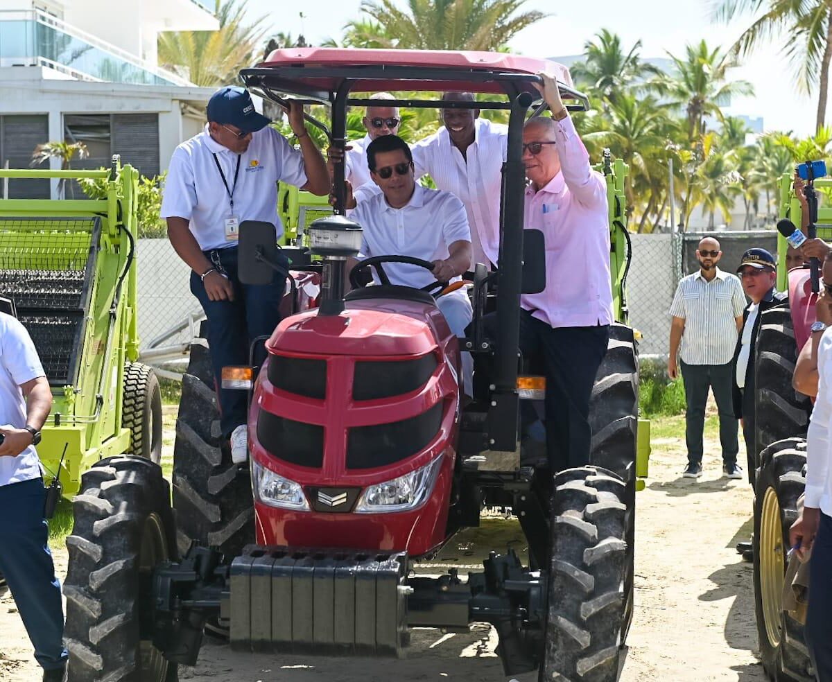 MITUR fortalece la limpieza de destinos turísticos con entrega de 42 equipos a ayuntamientos