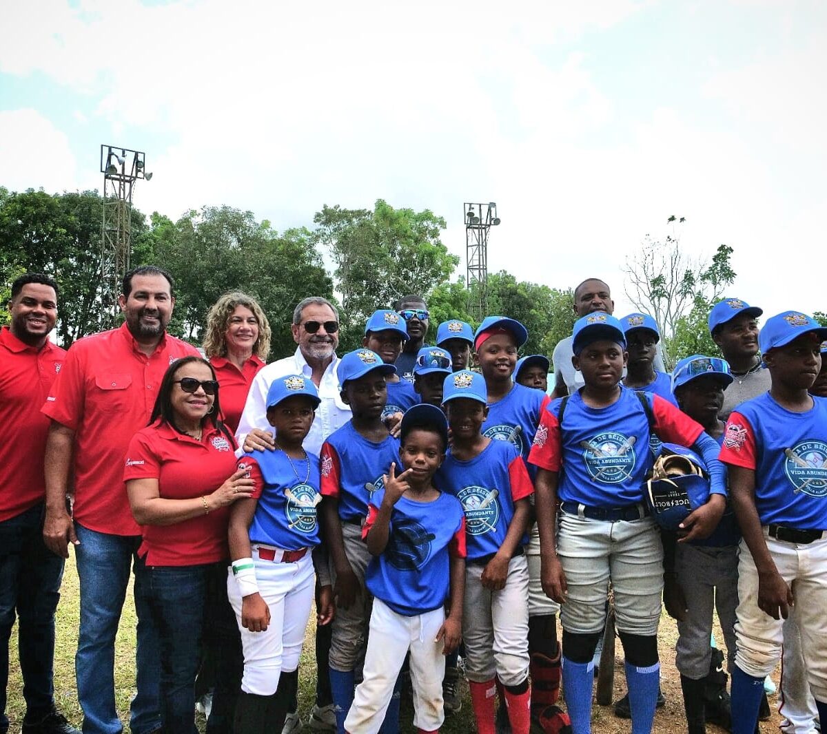 Comisionado de Béisbol resalta labor comunitaria de Compassion Internacional