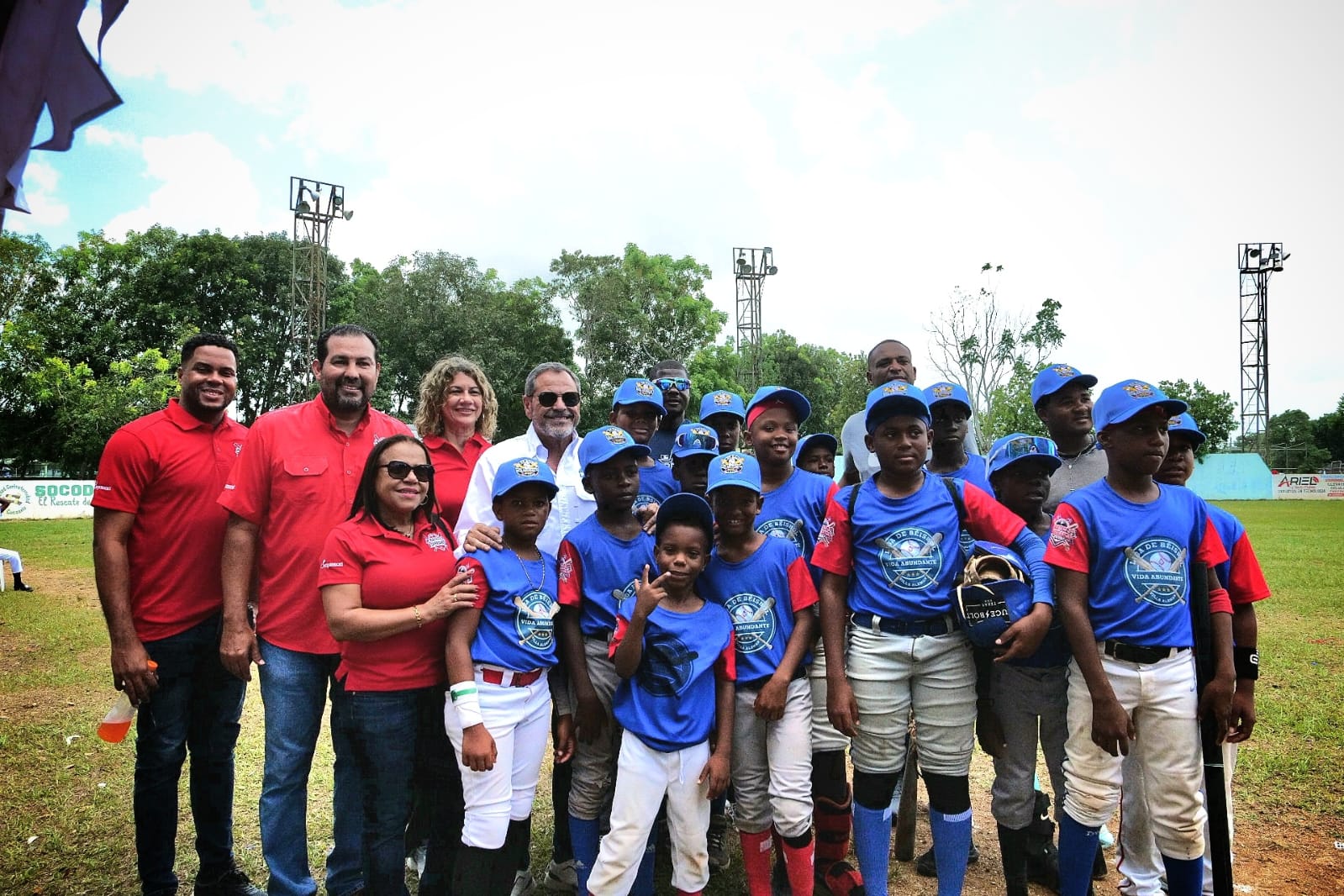 Comisionado de Béisbol resalta labor comunitaria de Compassion Internacional