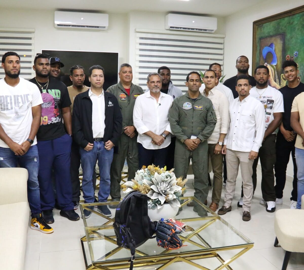 Gobierno trae al país primer grupo peloteros dominicanos varados en Venezuela