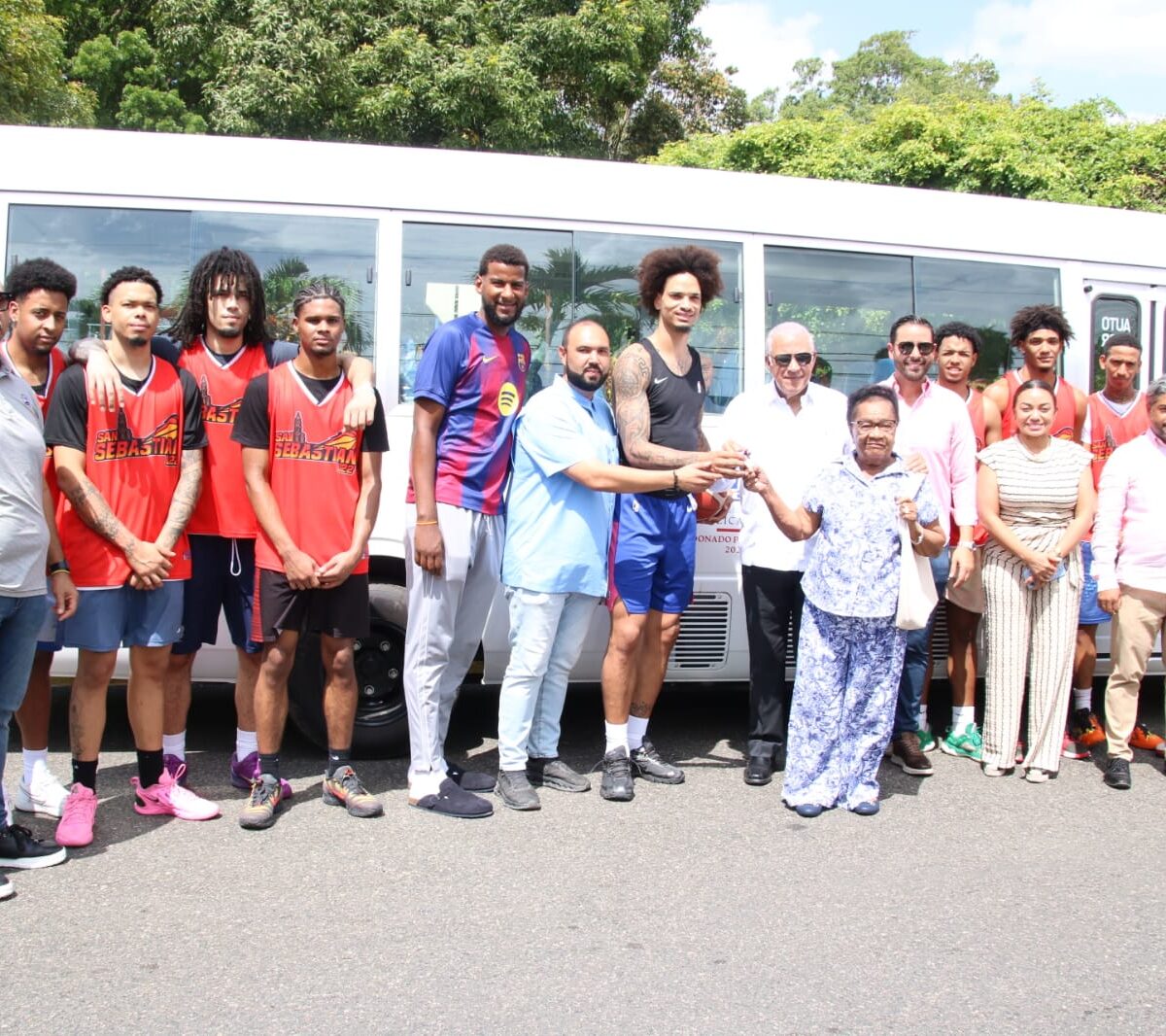 Por disposición del presidente Abinader, ministro Andrés Bautista entrega autobús a deportistas de Moca