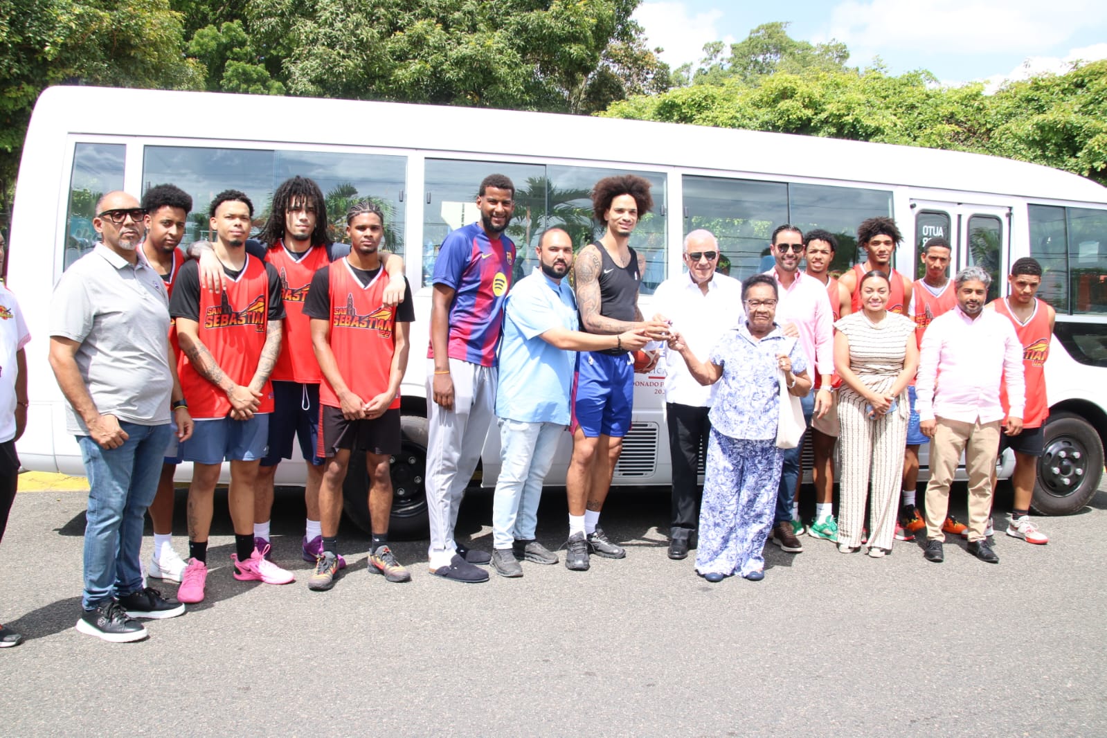 Por disposición del presidente Abinader, ministro Andrés Bautista entrega autobús a deportistas de Moca