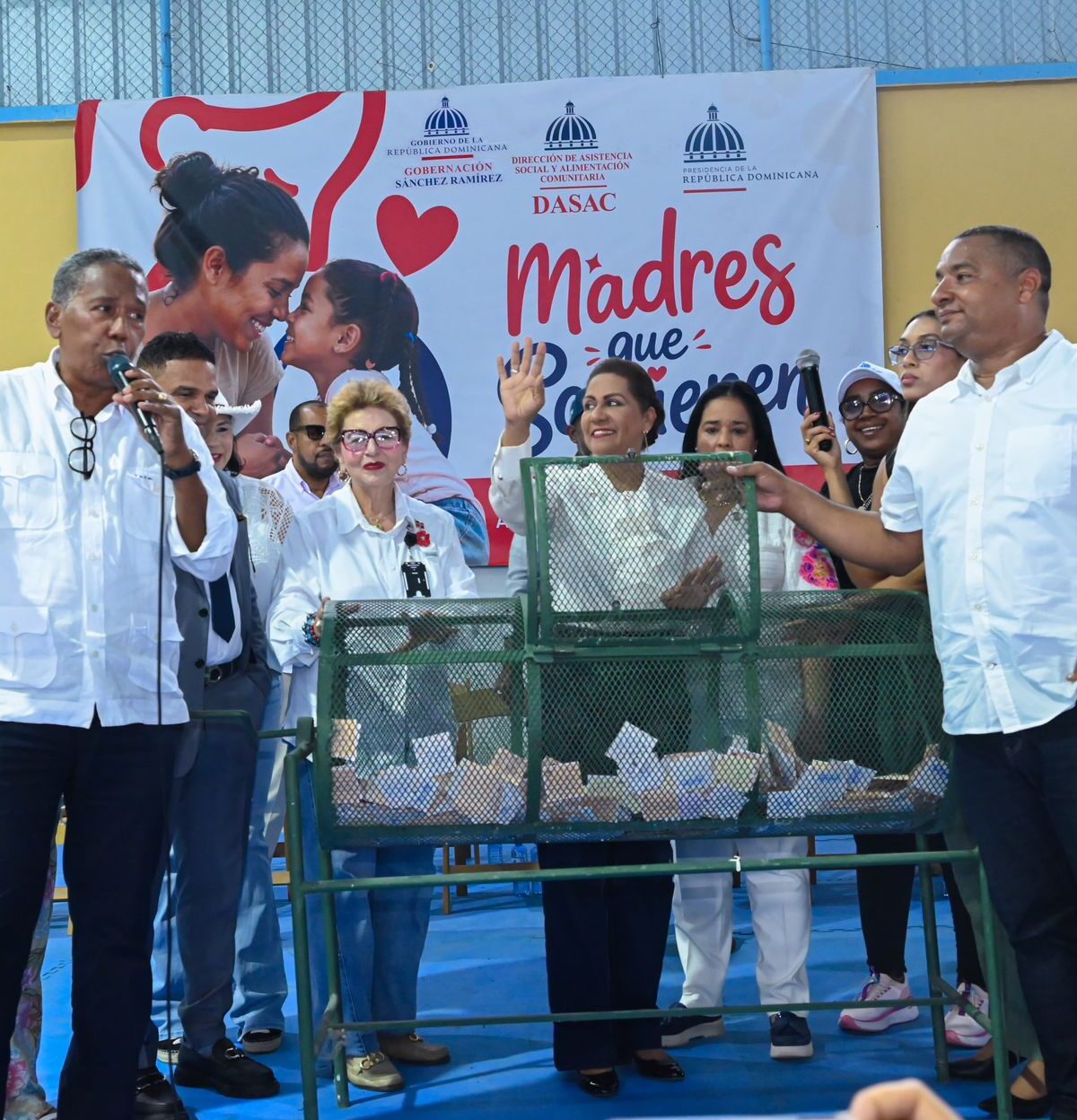 Más de 5,000 madres de Sánchez Ramírez reciben respaldo del Gobierno en jornada especial de DASAC