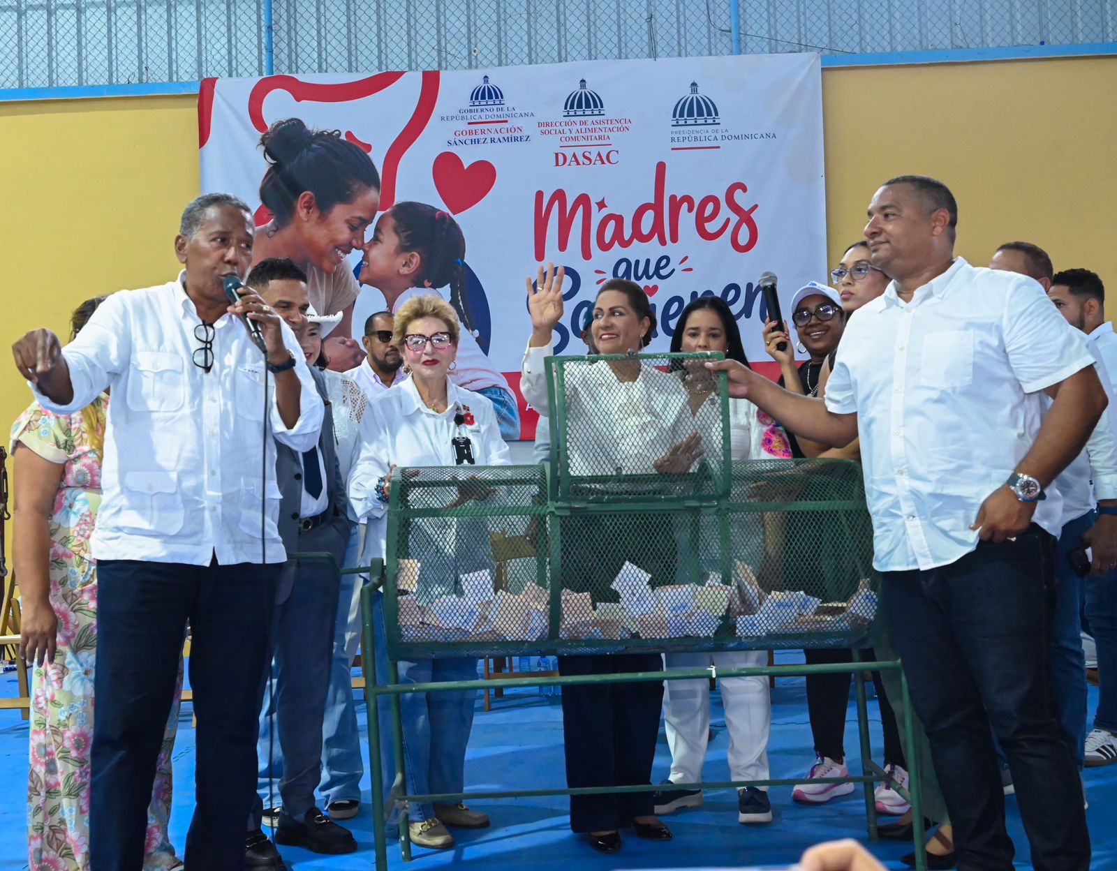 Más de 5,000 madres de Sánchez Ramírez reciben respaldo del Gobierno en jornada especial de DASAC