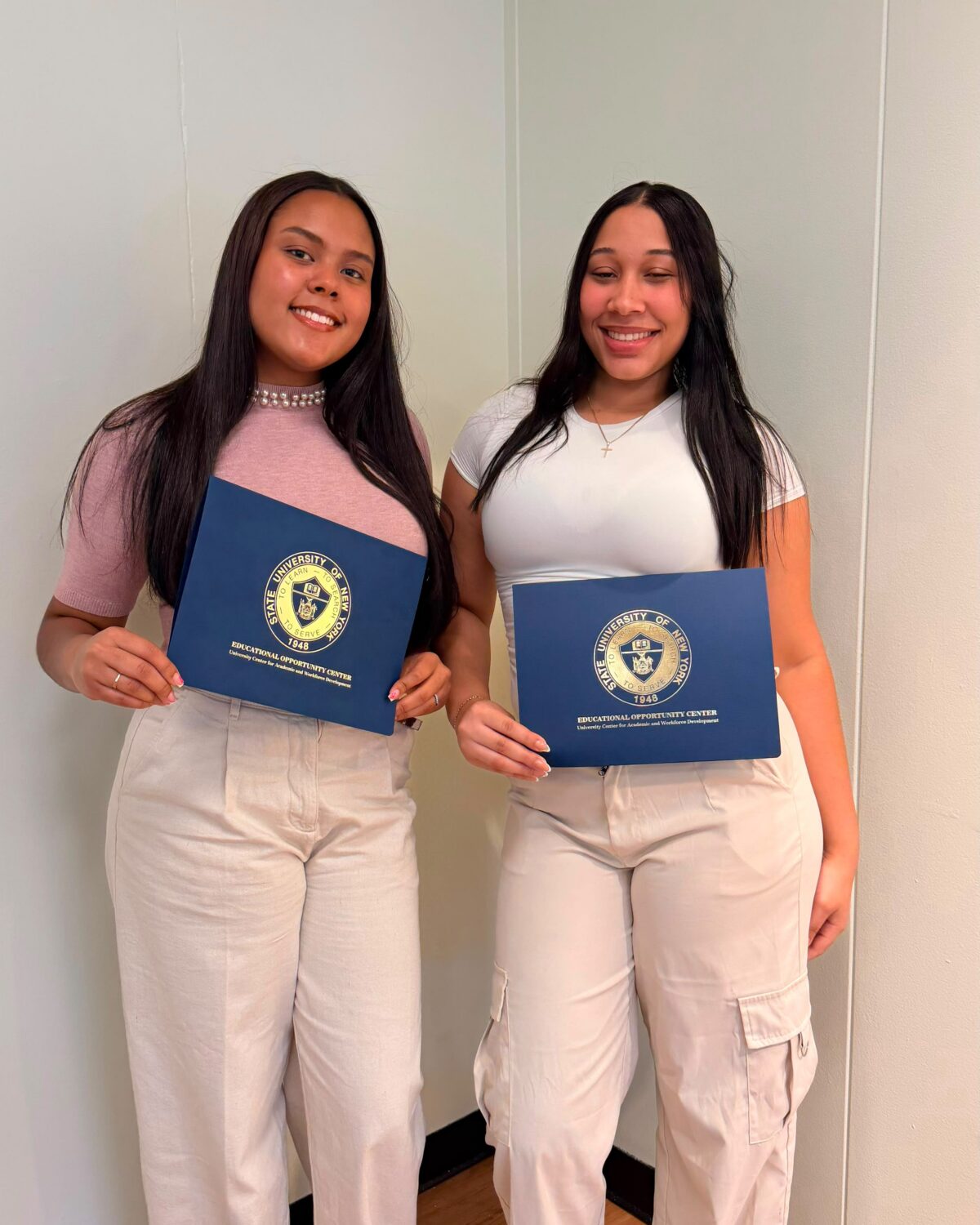 Orgullo dominicano: futuras médicas son reconocidas por excelencia académica en Nueva York