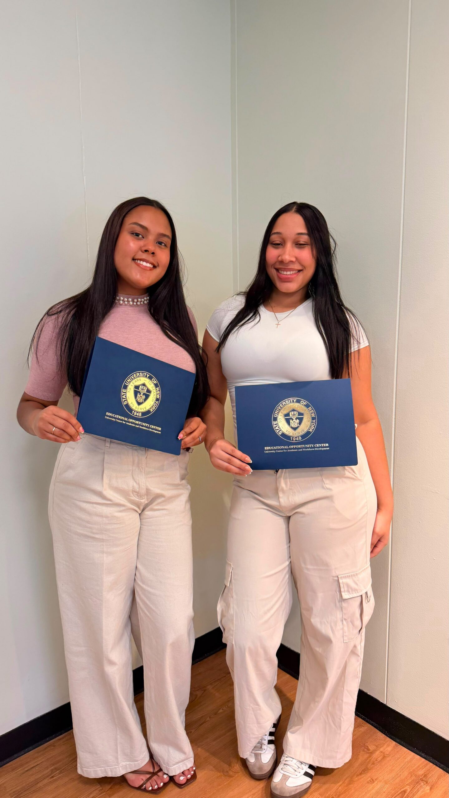 Orgullo dominicano: futuras médicas son reconocidas por excelencia académica en Nueva York
