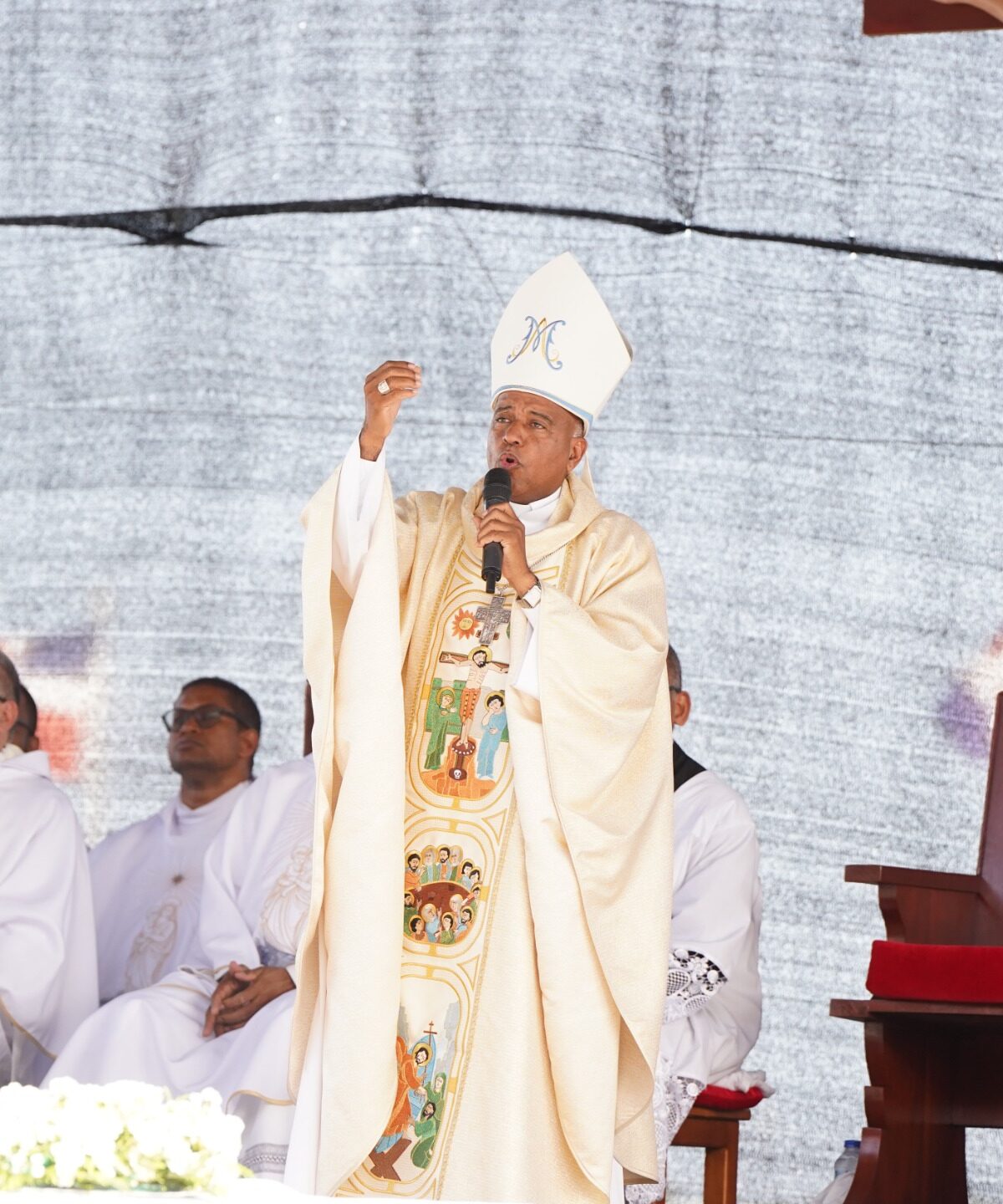 Monseñor Manuel Ruiz llama a la paz y a la unidad durante la celebración de Corpus Christi