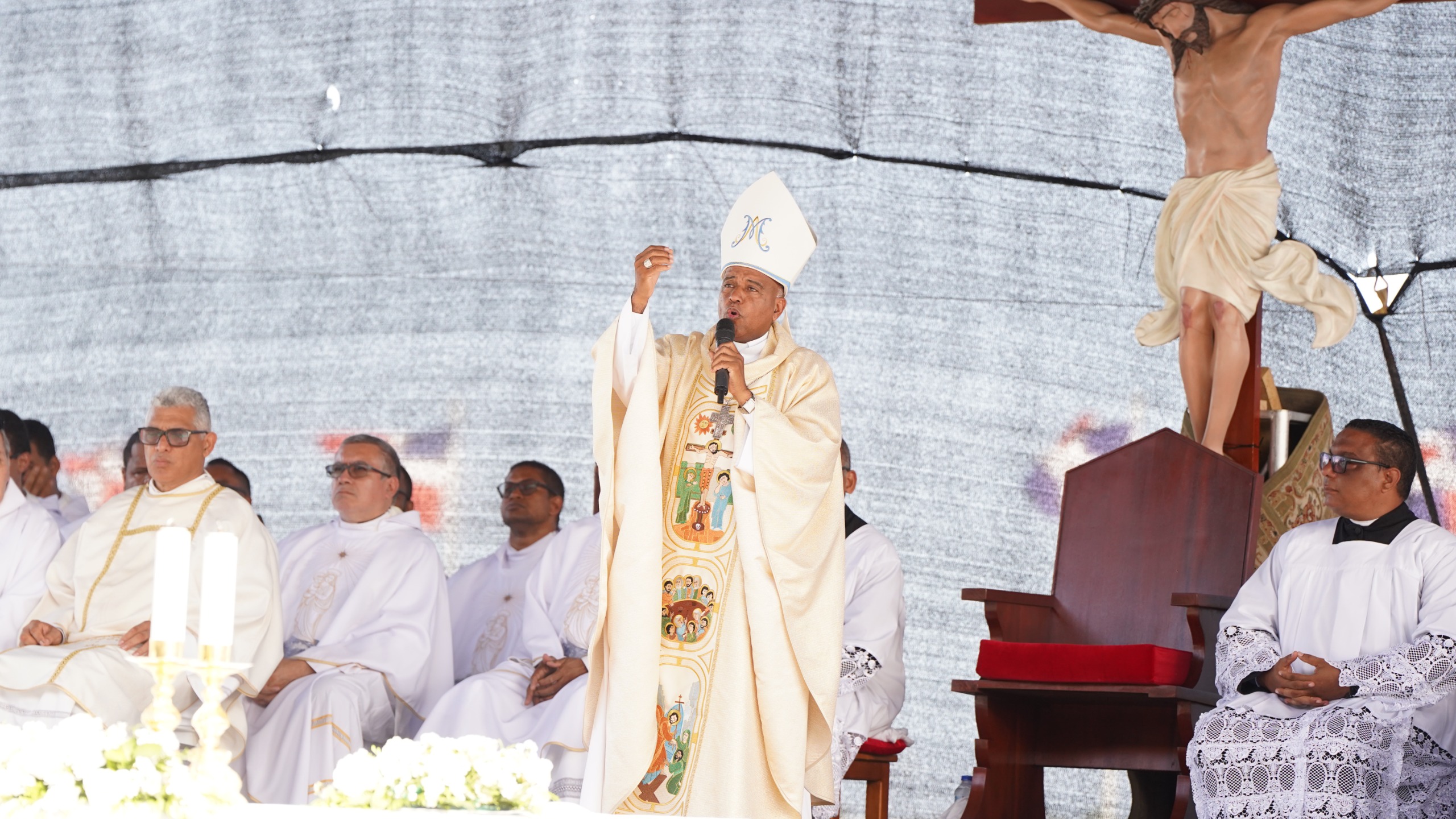 Monseñor Manuel Ruiz llama a la paz y a la unidad durante la celebración de Corpus Christi
