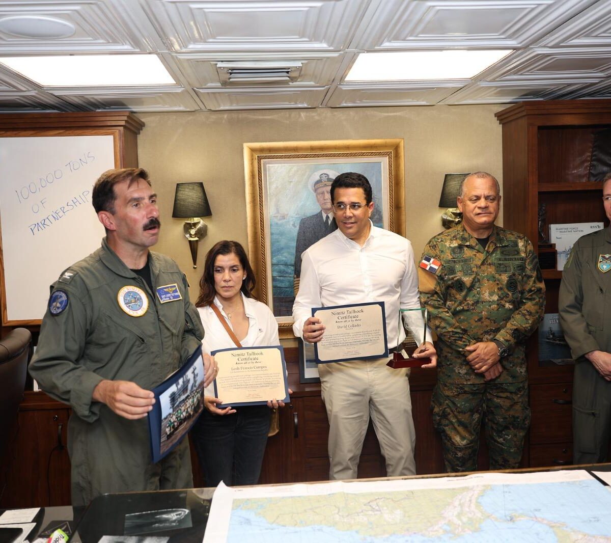 David Collado y embajadora de EE. UU. realizan visita oficial al portaaviones USS Nimitz