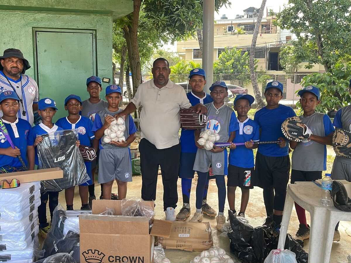 Kelvin Cruz ministro de deportes dona uteliria deportiva para el torneo interno número 25 de la academia deportiva Luisito Mercedes