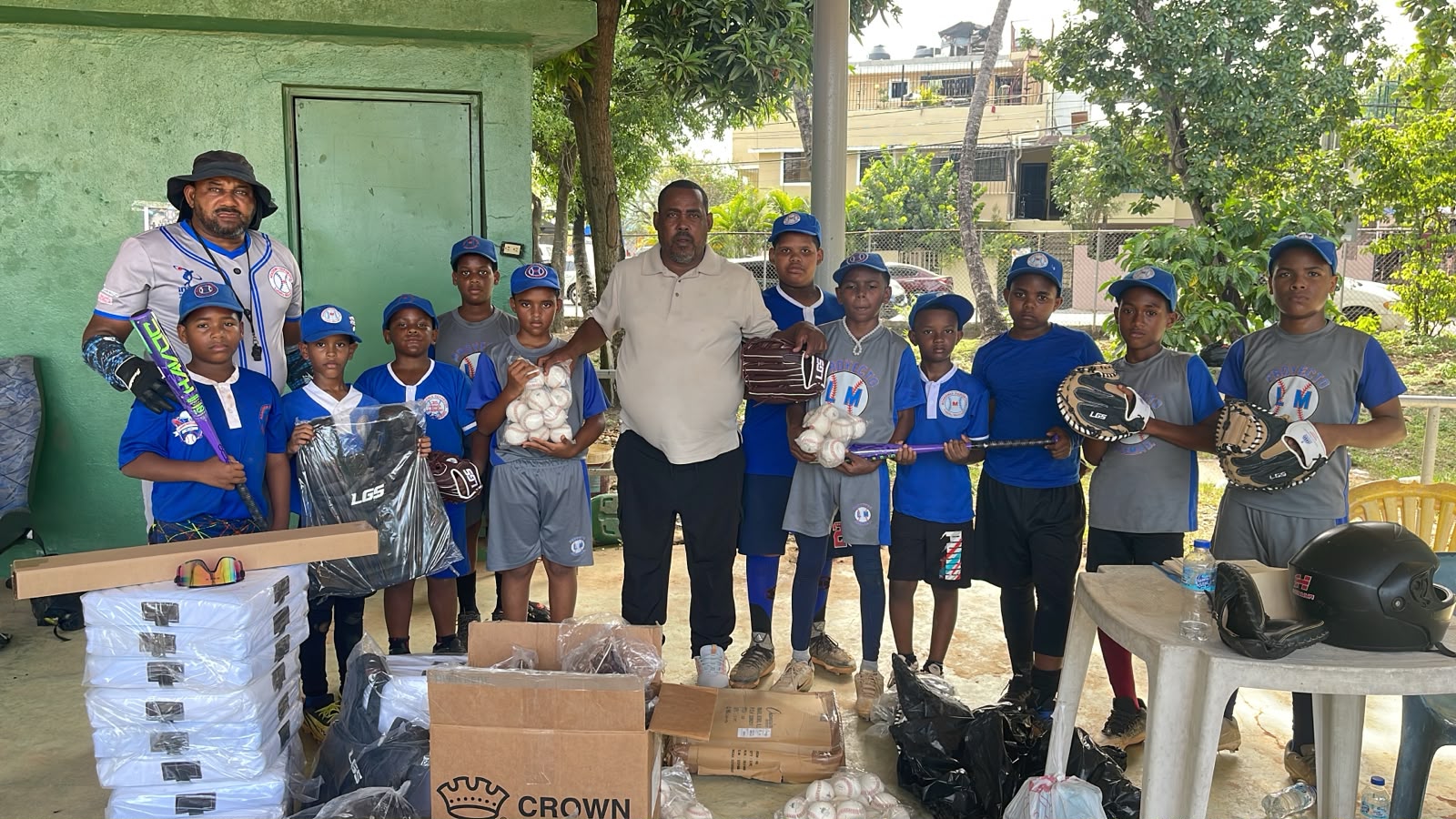Kelvin Cruz ministro de deportes dona uteliria deportiva para el torneo interno número 25 de la academia deportiva Luisito Mercedes