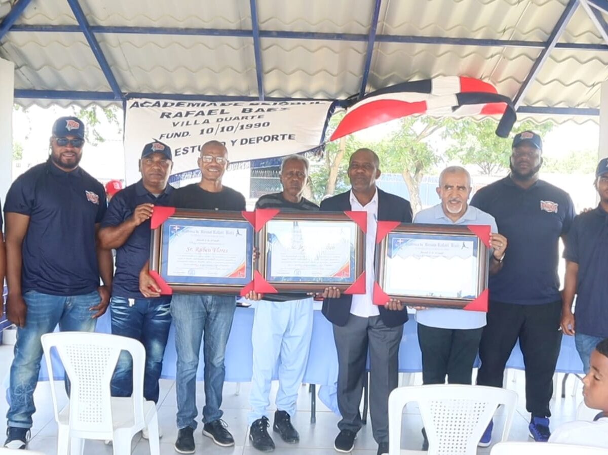 Academia de Béisbol Rafael Báez reconoce la trayectoria de tres pilares de la comunicación deportiva