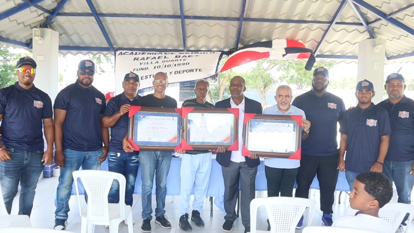 Academia de Béisbol Rafael Báez reconoce la trayectoria de tres pilares de la comunicación deportiva