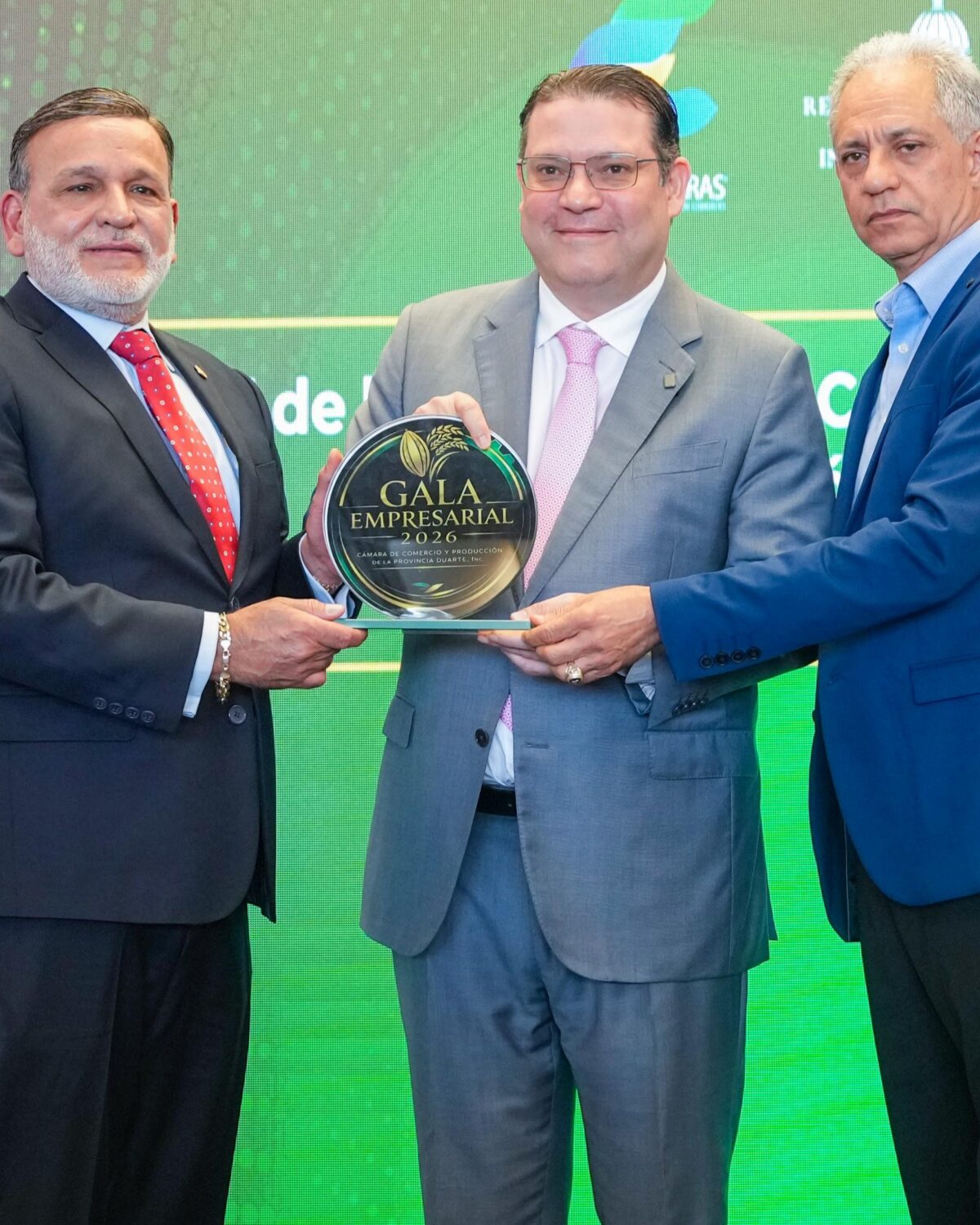 Cámara de Comercio de San Francisco de Macorís reconoce trayectoria y gestión de Eduardo Sanz Lovatón