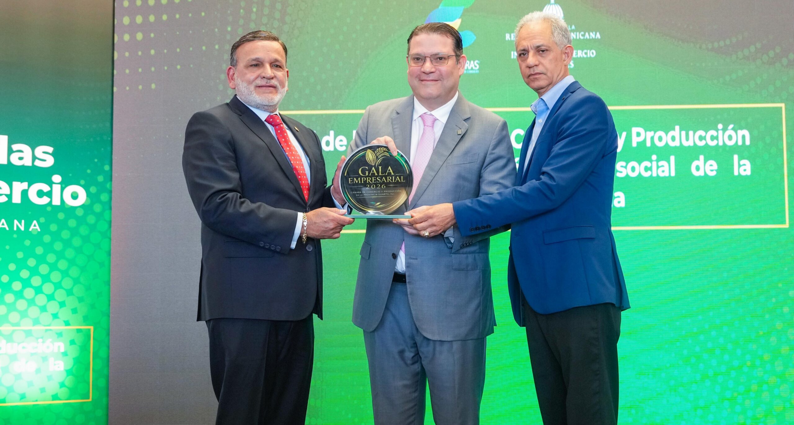 Cámara de Comercio de San Francisco de Macorís reconoce trayectoria y gestión de Eduardo Sanz Lovatón