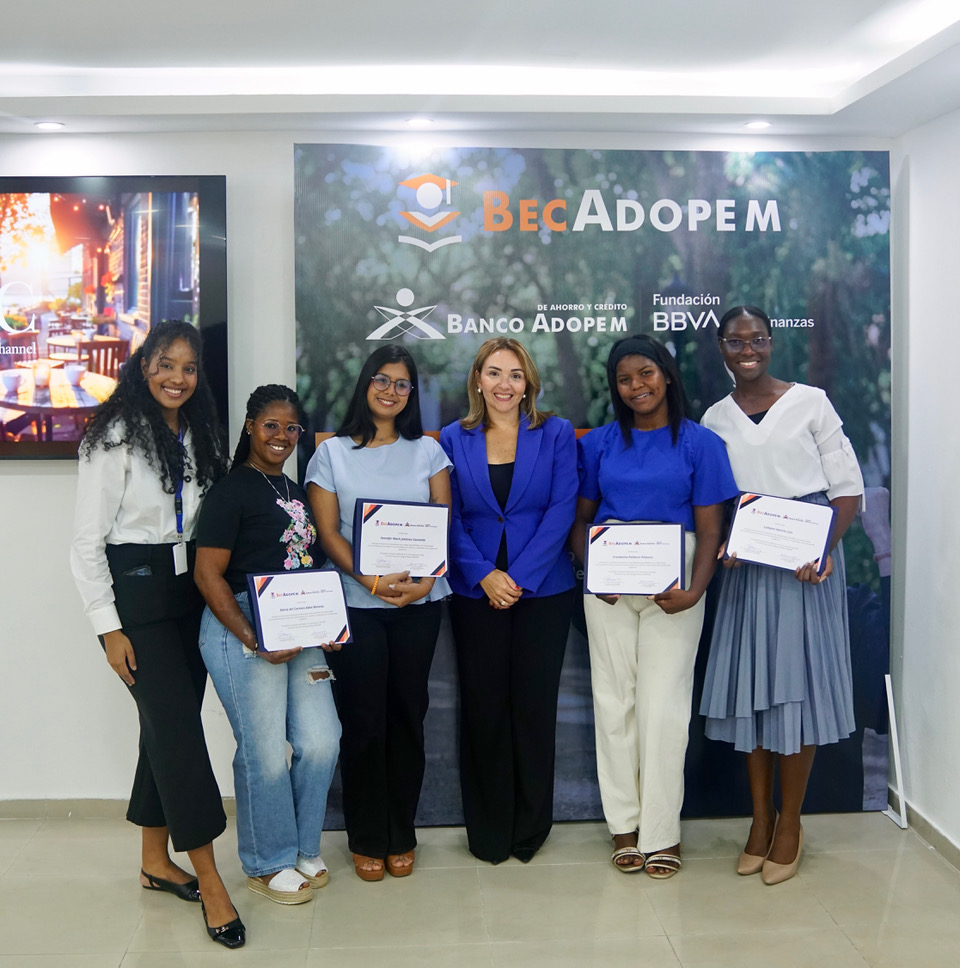 Banco Adopem entrega sus primeras becas universitarias para impulsar el futuro de hijos de emprendedores