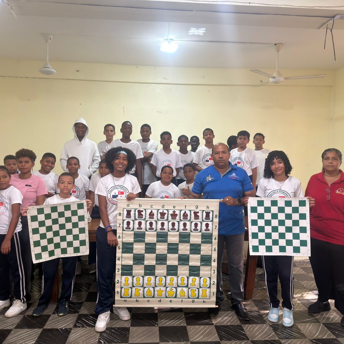 INEFI y la Federación Dominicana de Ajedrez entregan moderna pizarra mural en la Escuela Primaria República de Panamá