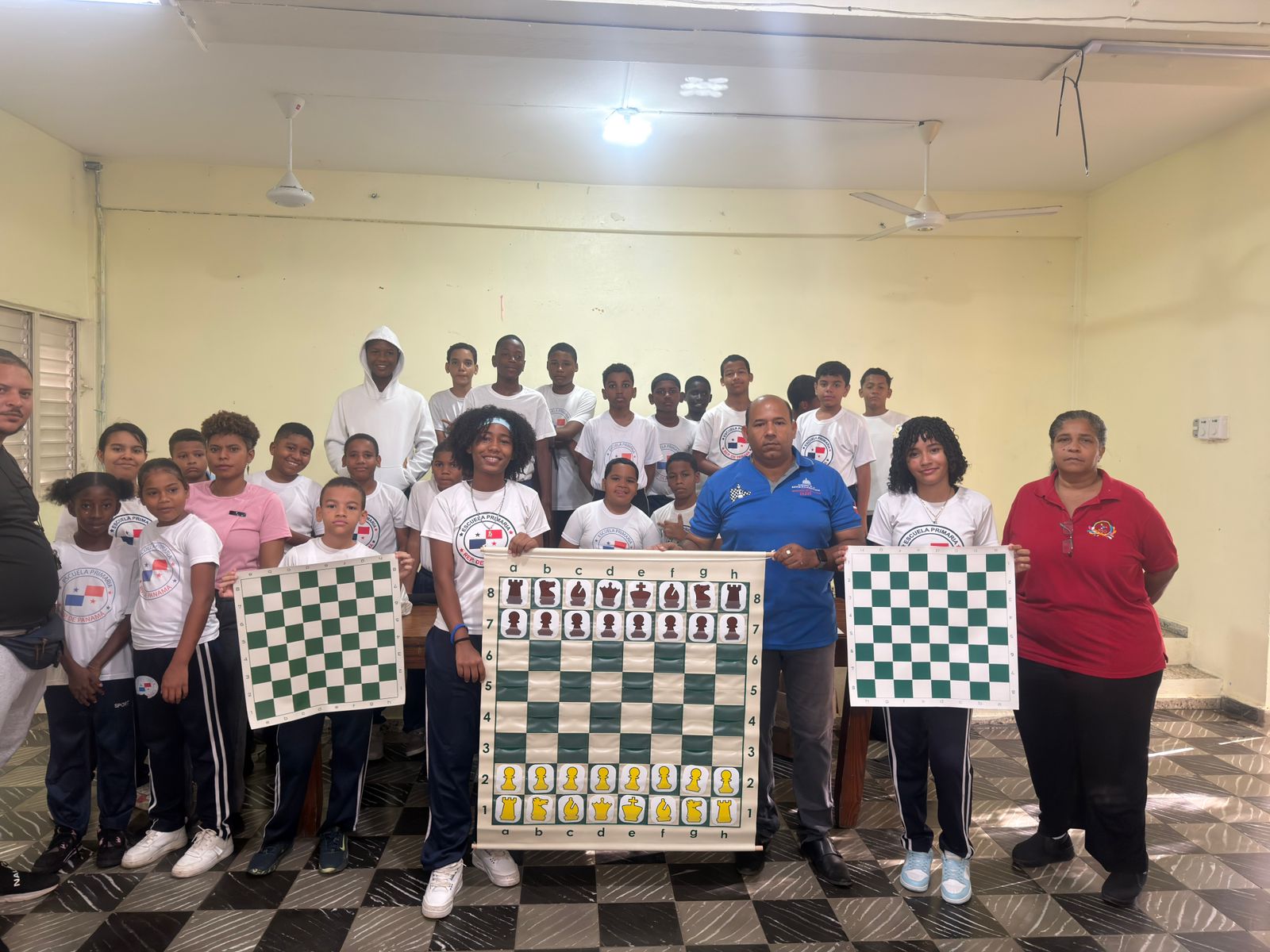 INEFI y la Federación Dominicana de Ajedrez entregan moderna pizarra mural en la Escuela Primaria República de Panamá