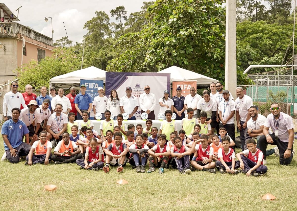 INEFI y FDF fomentan el balompié en La Vega con la entrega de balones a través del programa FIFA Football for Schools