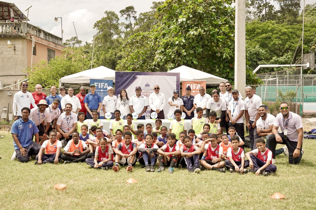 INEFI y FDF fomentan el balompié en La Vega con la entrega de balones a través del programa FIFA Football for Schools