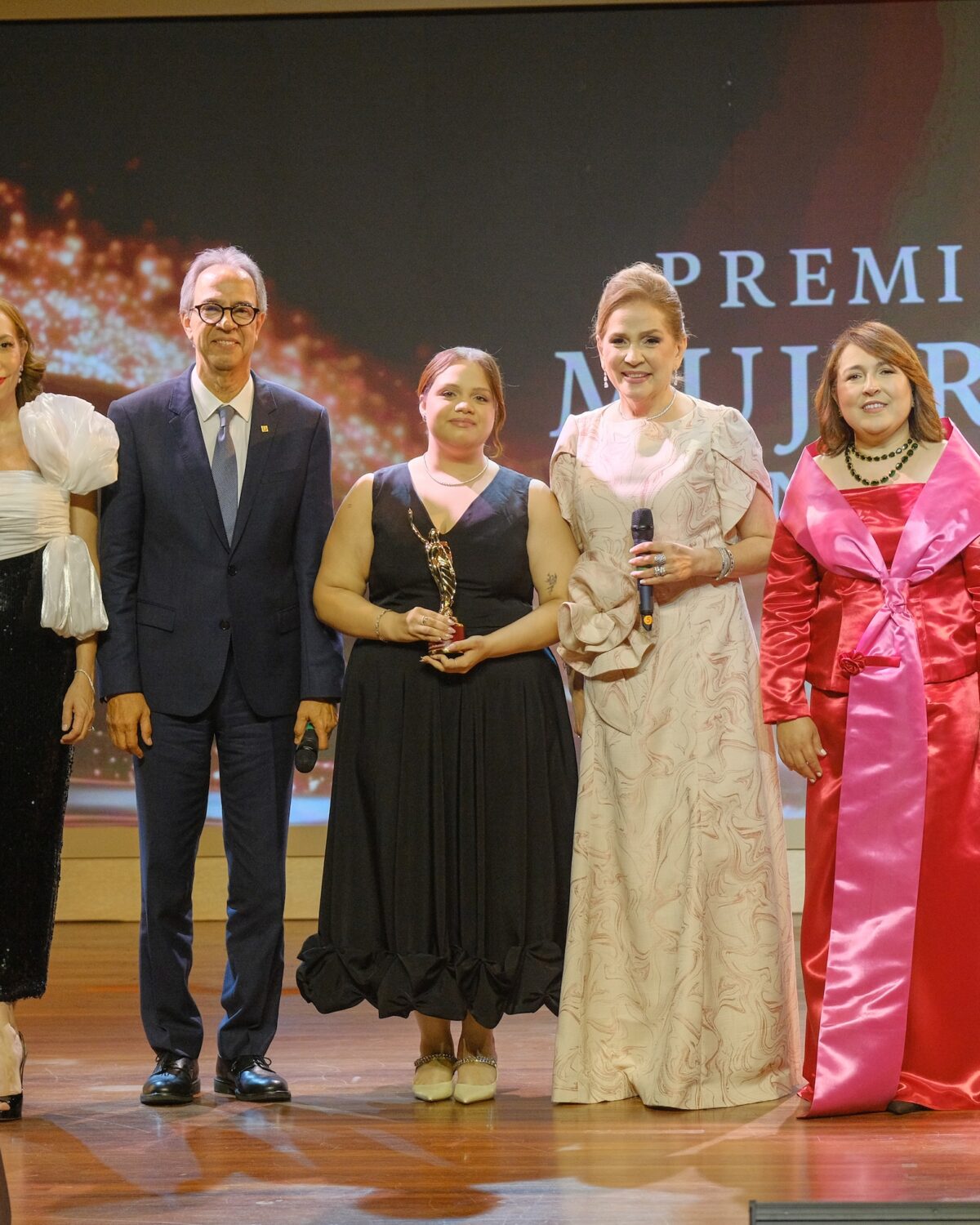 Premio Mujeres que Inspiran 2026: Jatnna Tavárez se alza con el máximo galardón a la trayectoria profesional