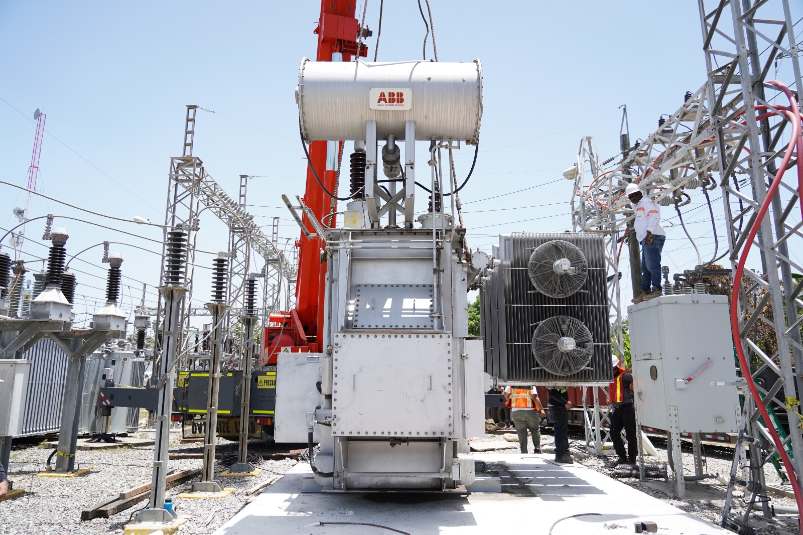 Edesur fortalece estabilidad y calidad de servicio con puesta en operación de transformador de potencia en Subestación Kilómetro 15 de Azua