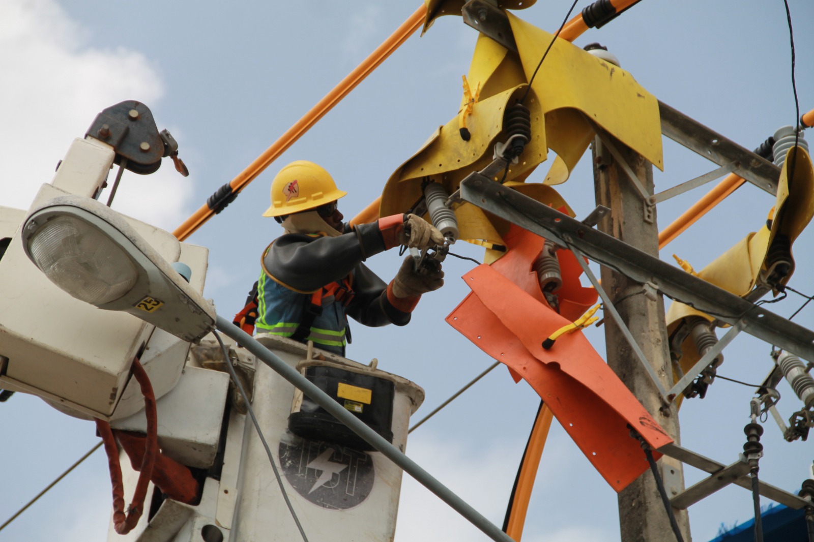 Este lunes Edesur avanza trabajos que desarrolla para habilitar un nuevo circuito eléctrico en Subestación UASD