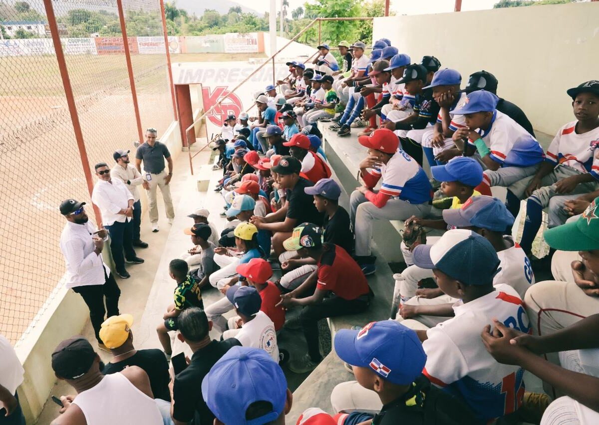 Comisionado de Béisbol impacta a más de 100 niños en San Juan