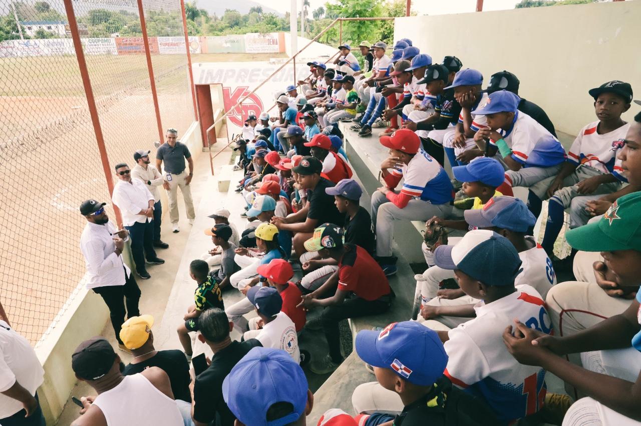 Comisionado de Béisbol impacta a más de 100 niños en San Juan