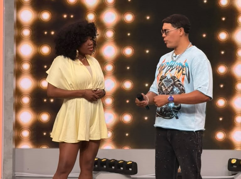 Chiky Bombom impulsa el nuevo sencillo «Mírame» del artista dominicano Luciente durante su participación en «Hoy Día» de Telemundo
