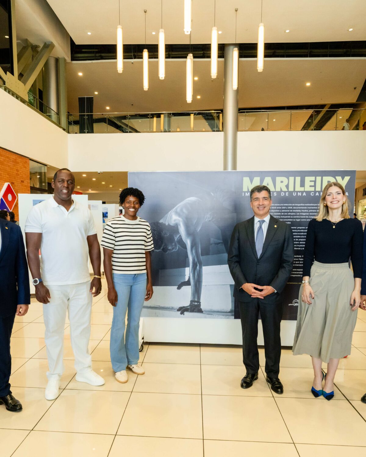 Marileidy Paulino recorre exposición fotográfica que rinde homenaje a su trayectoria